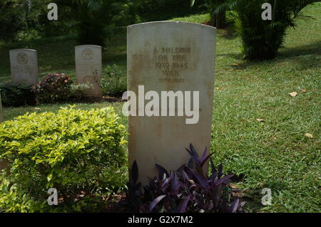 Grabstein eines nicht identifizierten Soldaten des Zweiten Weltkrieges bei Kandy War Cemetery, Sri Lanka. Stockfoto