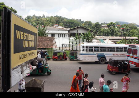 Ein Western Union Schild vor Kandy Central Post Office, Sri Lanka. Stockfoto