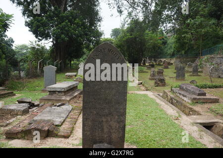 Grabstein im Friedhof von Kandy Garnison, besuchte Prinz Charles im Jahr 2013, Kandy, Sri Lanka. Stockfoto