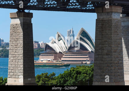 Blick auf Sydney Harbour Bridge und Opernhaus aus Bradfield Park, Milsons Point, Sydney, New South Wales, Australien Stockfoto