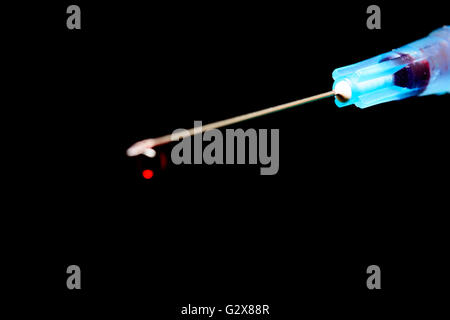 Injektionsnadel, hinteren Schwerpunkt Spritze mit Nadelspitze verschwommen Stockfoto