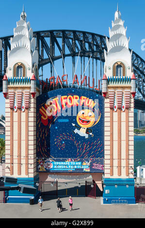 Blick auf Sydney Harbour Bridge und Eingang ragt bei Luna Park Sydney, Milsons Point, Sydney, New South Wales, Australia Stockfoto