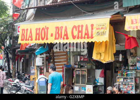 Straßenszene in Hanoi Altstadt mit lokalen Ladenbesitzer, Hanoi, Vietnam Stockfoto