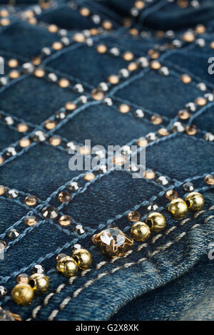 Jeans mit Taschen Nahaufnahme verziert mit Strass-Steinen, werden als Hintergrund verwendet Stockfoto
