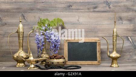 Ramadan Kareem. Goldene orientalische Dekorationen und islamische Rosenkranz.  Tafel für Ihren text Stockfoto