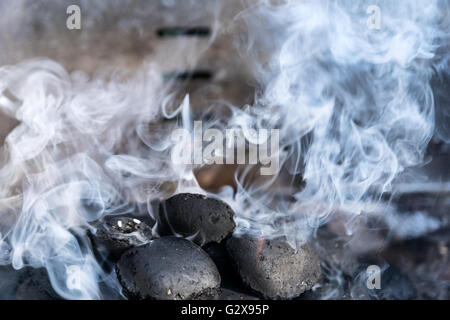 Um Licht Kohlen in einem Barbecue-Grill mit viel Rauch - ausgewählte Fokus, engen Schärfentiefe Stockfoto