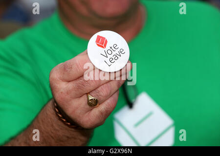 Die britische EU-Referendum: lokale Aussprache in Bognor Regis, West Sussex, UK. Das Bild zeigt Detail des Abzeichens Abstimmung verlassen. Stockfoto