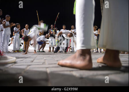 SALVADOR, Brasilien - 20. Februar 2016: Brasilianische Capoeira-Gruppe mit jungen Auszubildenden, männlich und weiblich, durchführen. Stockfoto