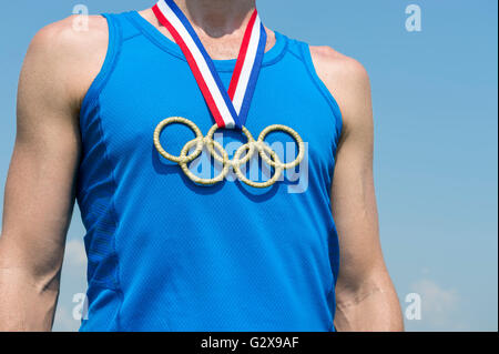 RIO DE JANEIRO - 4. Februar 2016: Olympische Ringe gold Medaille hängt von rot, weiß und blau USA Farbband ein Athlet. Stockfoto