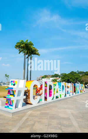 RIO DE JANEIRO - 25. Februar 2016: Große bunte Zeichen steht #CIDADEOLIMPICA (Olympia-Stadt) in Maua Plaza. Stockfoto