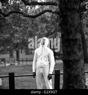 Foto vom 28.05.1963 von Cassius Clay nimmt eine Verschnaufpause während eines frühen Morgens laufen durch den Hyde Park Stockfoto