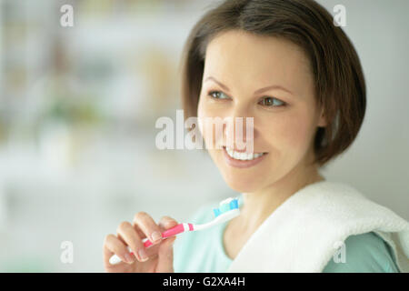 Frau, die ihre Zähne putzen Stockfoto