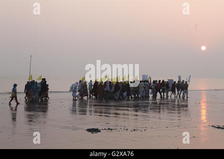 Anhänger einer Prozession am Strand während ganaga sagar Festival in Westbengalen Stockfoto