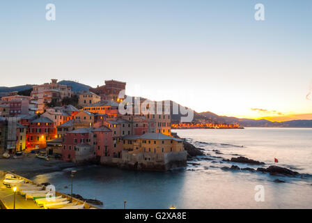 Meer Bezirk von Boccadasse, in Genua, während des Sonnenaufgangs Stockfoto