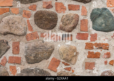 Details zu einer Wand aus Ziegeln und Bruchsteinen Stockfoto
