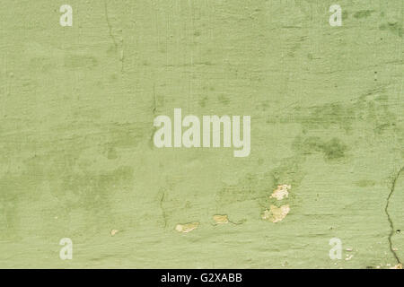 Details einer alten Betonwand mit Rissen in grüner Farbe Stockfoto