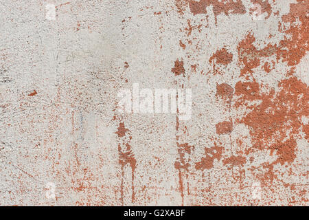 Details einer alten Betonwand in grau und orange Farben Stockfoto
