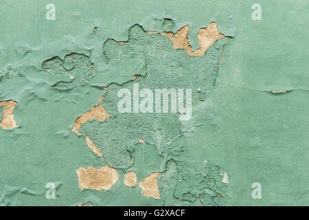 Details einer alten Betonwand mit Rissen in grüner Farbe Stockfoto