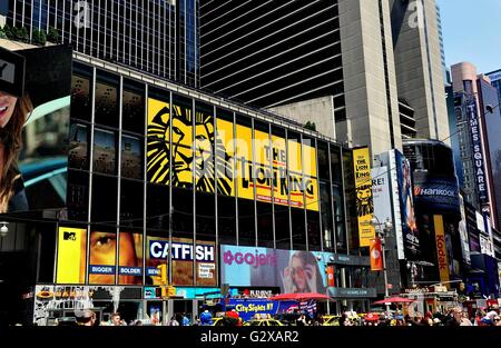 New York City: Billboard für Disneys Megahit Broadway-musical "der König der Löwen" und andere Werbeschilder am Times Square Stockfoto