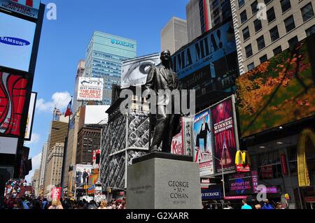 New York City: Statue des legendären Broadway Showman George M. Cohan liegt im Herzen des Times Square Stockfoto
