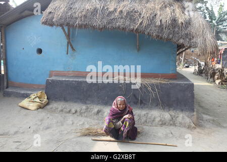 eine alte Indianerin vor ihrer schönen und sauberen Lehmhütte in Raiganj Dorf von Westbengal Stockfoto