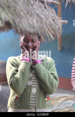 Stammes-Schönheit im Raiganj Village von Westbengal, posiert in der Nähe ihrer Lehmhütte Stockfoto