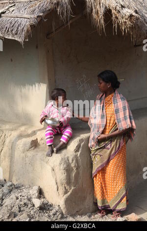 eine Indianerin, füttern ihr Kind in Raiganj, Westbengalen Stockfoto