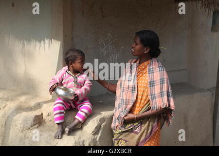 ein Dorf Frau Pflege ihres Kindes in Raiganj, Westbengalen Stockfoto