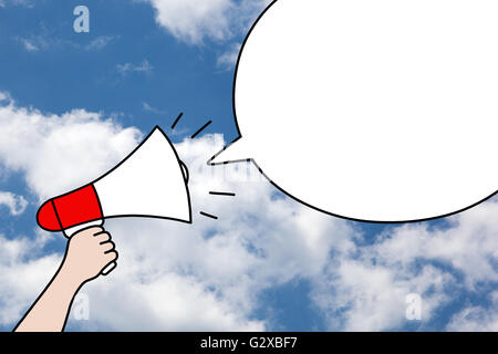 Zeichnung von Hand mit einem Megaphon und leere Sprechblase auf blauen Himmel und Wolken Hintergrund. Stockfoto