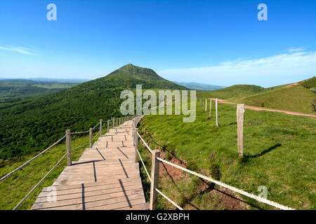 Puy de Dome Vulkan gesehen aus Puy de Pariou, Département Puy-de-Dôme, Auvergne, Frankreich Stockfoto