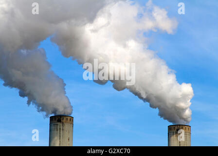 Rauchende Schlote der Kraftwerk Frimmersdorf, Grevenbroich, Nordrhein - Westfalen, Deutschland Stockfoto