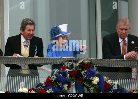 Königin Elizabeth II spricht mit ihrem Bloodstock und Racing Berater John Warren vor dem Investec Derby-Rennen während der Investec Epsom Derby Festival 2016 in Epsom Racecourse, Epsom Derby Tag. Stockfoto