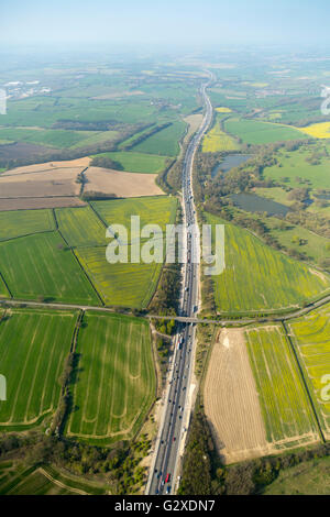 Luftaufnahme des Verkehrs auf der M1 Autobahn durch die Landschaft in Derbyshire gehen Stockfoto