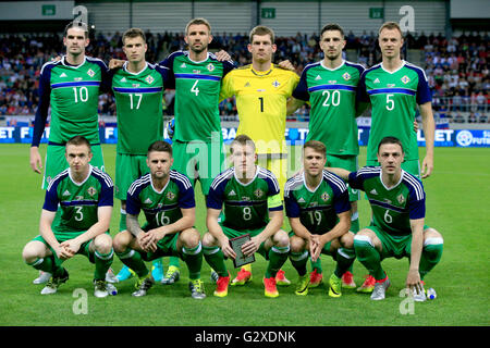 Nordirland-Team-Gruppe (obere Reihe links-rechts) Oliver Norwood, Paddy McNair, Gareth McAuley, Michael McGovern, Craig Cathcart, Jonny Evans (Row links-rechts) Shane Ferguson, Oliver Norwood, Steven Davis, Jamie Ward, Chris Baird während internationale Freundschaftsspiele entsprechen im Stadium Antona Malatinskeho, Trnava, Slowakei. Stockfoto