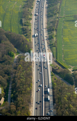 Luftaufnahme des Verkehrs auf der M1 Autobahn durch die Landschaft in Derbyshire gehen Stockfoto