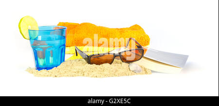 Urlaub am Strand mit Handtüchern, Sonnenbrille, ein Buch und etwas zu trinken vor weißem Hintergrund Stockfoto