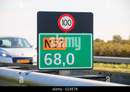 Kombinierte Kilometer Marker und Tempolimit unterzeichnen N57 unterwegs in der Provinz Zeeland, Niederlande Stockfoto