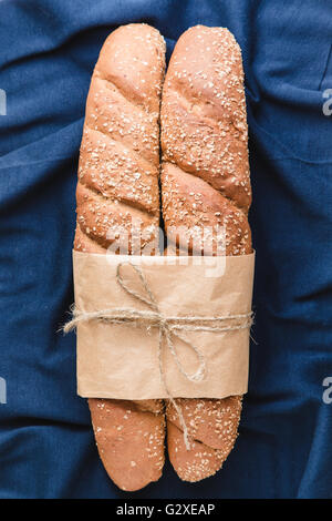 Zwei französische Baguettes mit auf blau Textil Stockfoto