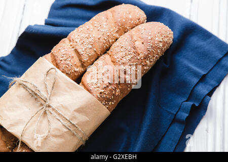 Zwei französische Baguettes mit auf blau Textil Stockfoto