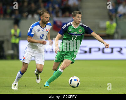 Northern Ireland Patrick McNair (rechts) und der Slowakei Dusan Svento Kampf um den Ball während der internationale Freundschaftsspiele match bei Antona Malatinskeho Stadion, Trnava, Slowakei. PRESSEVERBAND Foto. Bild Datum: Samstag, 4. Juni 2016. Finden Sie unter PA Geschichte Fußball Slowakei. Bildnachweis sollte lauten: Jonathan Brady/PA Wire. Einschränkungen: Nur zur redaktionellen Verwendung, nicht für kommerzielle Zwecke ohne vorherige Genehmigung kontaktieren Sie PA Bilder für weitere Informationen: Tel: + 44 (0) 115 8447447. Stockfoto