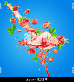 Erdbeersaft Splash auf dem blauen Hintergrund. Stockfoto