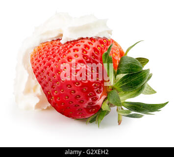 Erdbeeren mit Schlagsahne auf dem weißen Hintergrund isoliert. Stockfoto