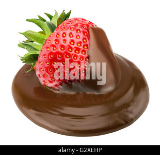Erdbeeren mit Schokolade auf dem weißen Hintergrund isoliert. Stockfoto