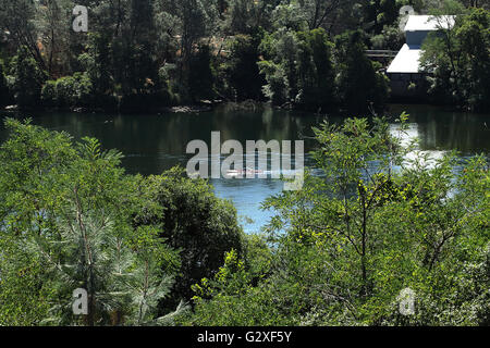 zwei-Mann-Kajak am Fluss von oben gesehen Stockfoto