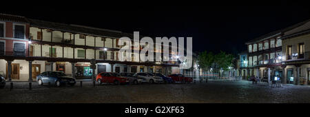 Segovia Plaza, Nachtansicht. Navalcarnero Village, Provinz Madrid, Spanien Stockfoto