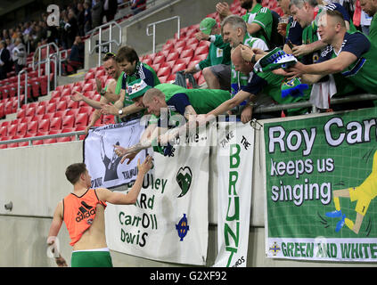 Northern Ireland Patrick McNair grüßt Fans nach dem Schlusspfiff in die internationale Freundschaftsspiele Spiel im Stadium Antona Malatinskeho, Trnava, Slowakei. Stockfoto