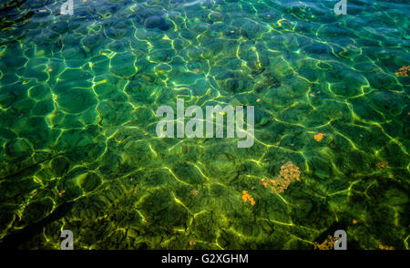 Kristall sauberen unberührten Gewässern der großen Seen. Die Sonne spiegelt sich in türkisblauem Wasser des Lake Huron. Stockfoto