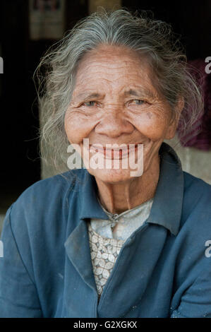 Flores, Luba Dorf Dorfbewohner alte Frau Dame lächelnd Stockfoto