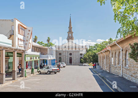 CRADOCK, Südafrika - 16. Februar 2016: A Straßenszene mit Unternehmen und der Dutch Reformed Church, erbaut im Jahre 1868. Stockfoto