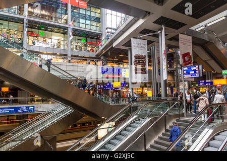 Innenansicht des Berliner Hauptbahnhofs, einem mehrstufigen Bahnhof mit Geschäften und mehreren Rolltreppen, Berlins Hauptbahnhof, Berlin, Deutschland Stockfoto